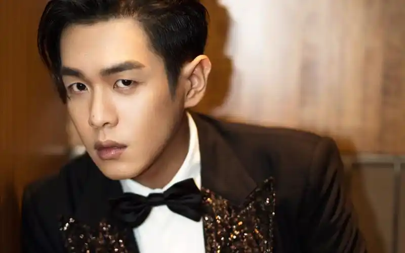 张若昀帅气西装写真图片桌面壁纸