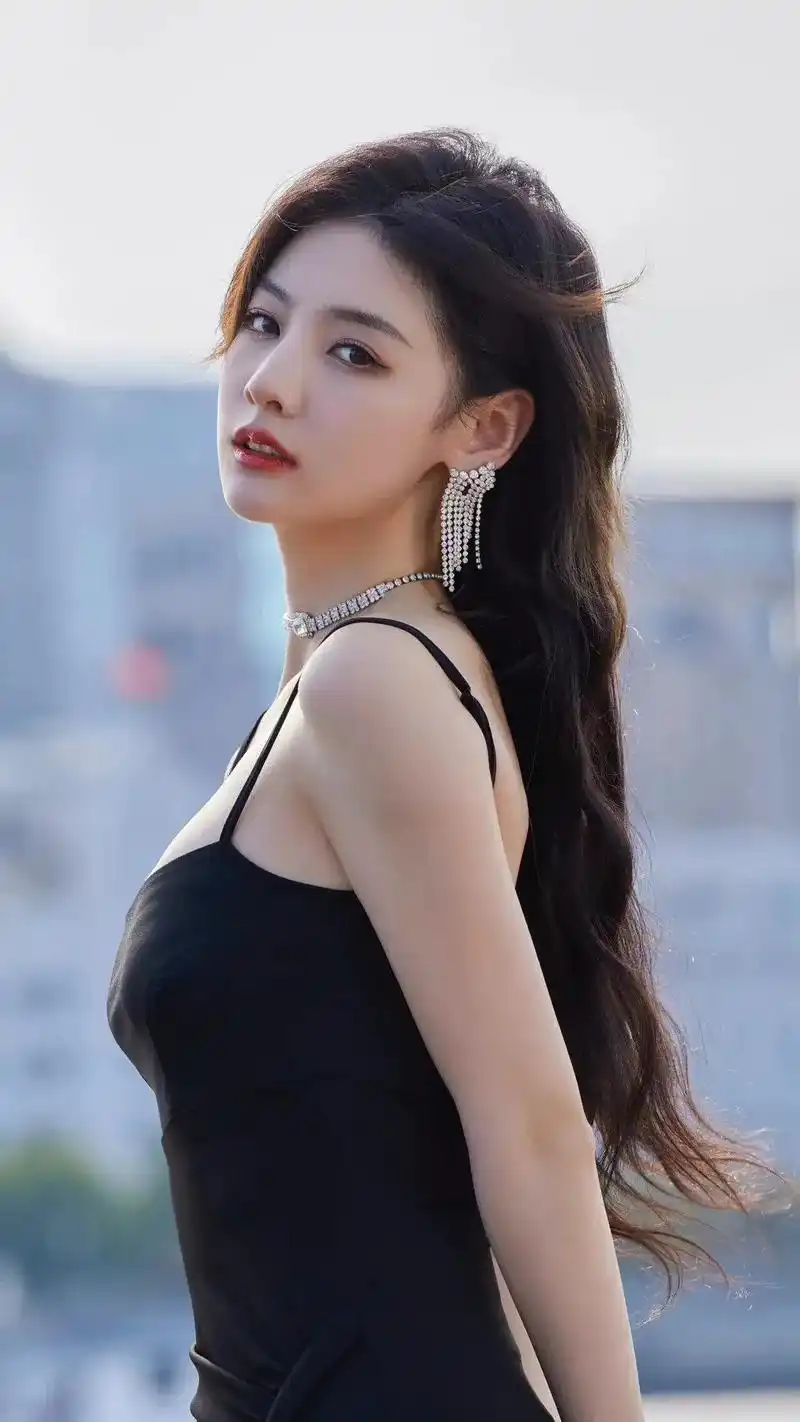 赵粤,穿黑色吊带内衣衬托的性感迷人