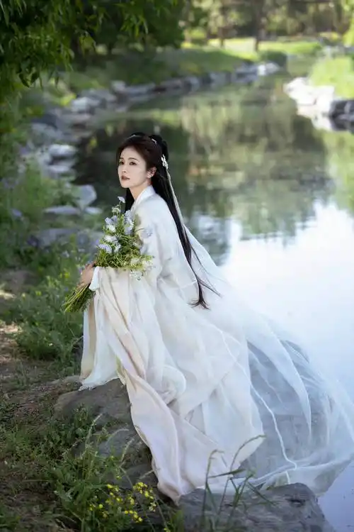 白鹿白衣古装造型写真绝美
