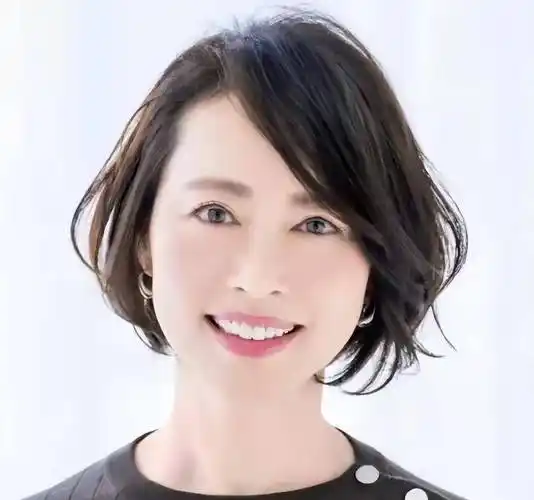 40岁圆脸女士,做哪种发型洋气减龄又好看?_脸型_刘海_自然