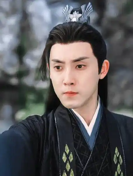 张睿出场的时候,都会被他的仪态深深吸引,身姿挺拔古装撑起来真的不要