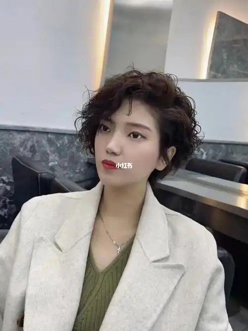 真的是太美了~ 短发烫发一定要尝试这款复古港风味的卷发