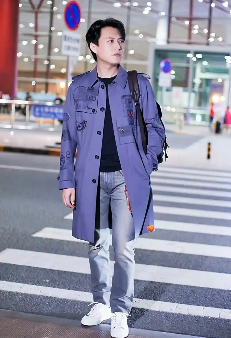 靳东现身北京机场,网友:帅得不给别人活路!