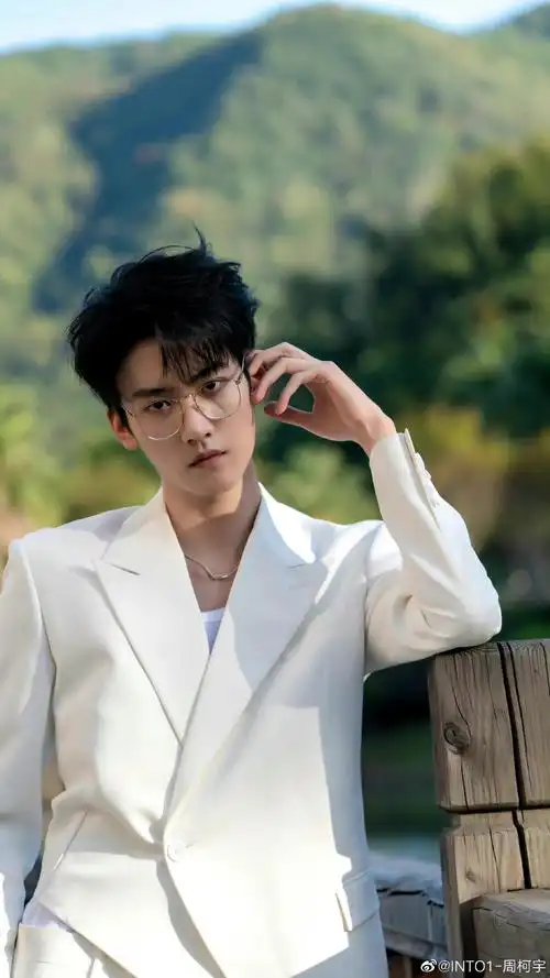 周柯宇第一次来横店676767晒西装大片