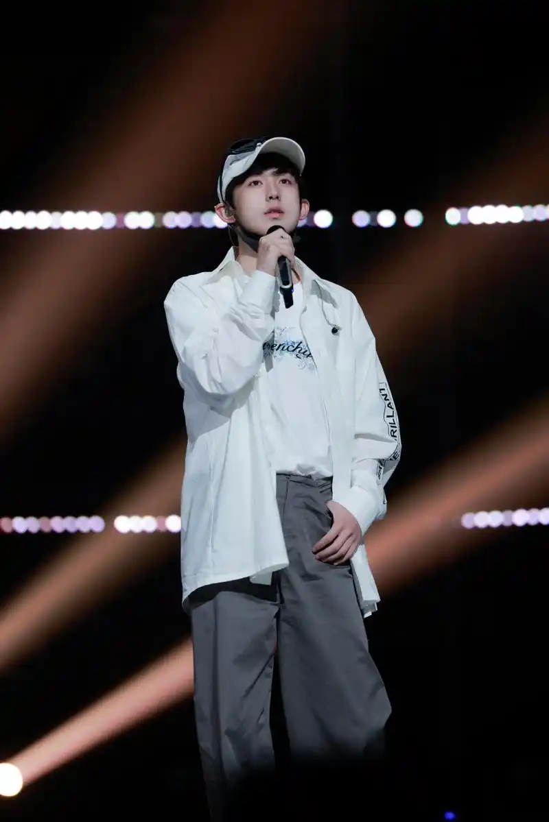 郭俊辰 ·#郭俊辰城市捉迷藏# 掉落#四季惊喜夜# 彩排的现场碎片92