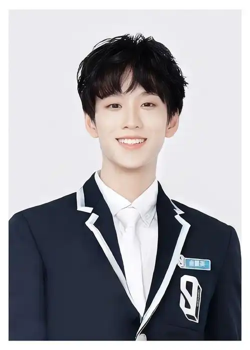 uu们可否发给我一些余景天的证件照