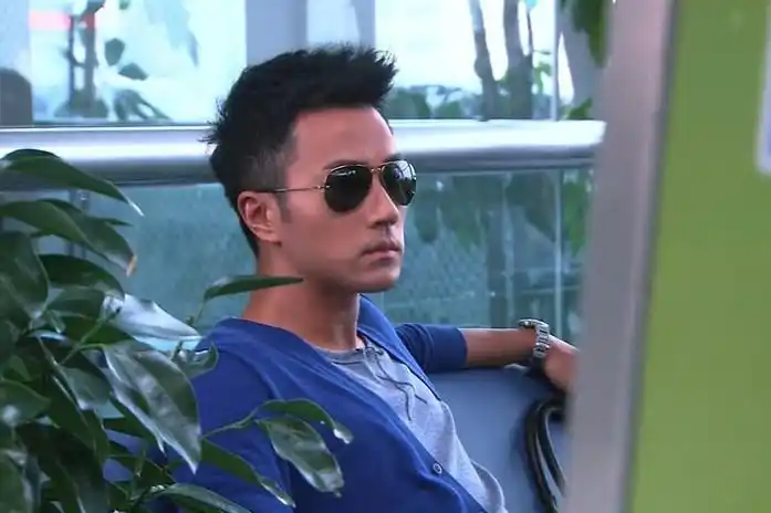 《盛夏晚晴天》里面刘恺威有一件开衫毛衣里面的灰色t恤衫哪里有卖?