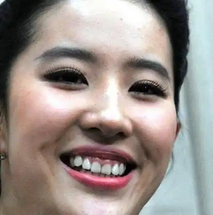 六位女星脸部特写丑照,刘亦菲一笑美感全无,第六位整天只会装嫩