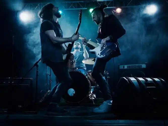 两名摇滚歌手在舞台上表演