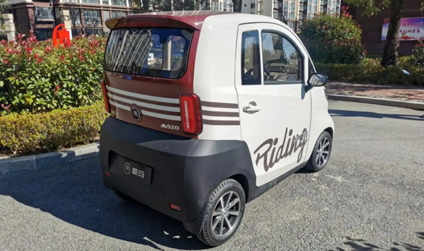 【一点资讯】爱玛四轮电动小车实拍,1 2座椅带天窗,续航140km,适合