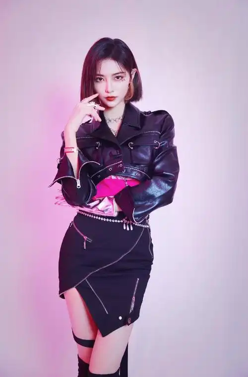 许佳琪短裙皮衣性感写真图片