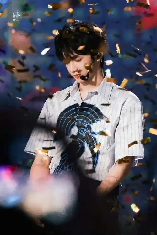 刘耀文以为自己是公司最小的##宋亚轩刘耀文站起来和张峻豪打招呼