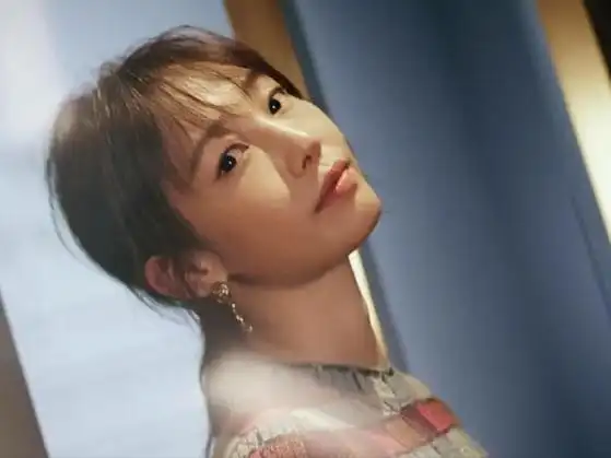 正当众人都在羡慕她的时候,却被知名娱记爆出轰动一时的"一指弹"事件.