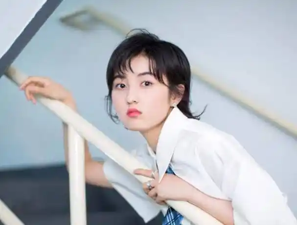 张子枫真不愧是"团宠",当着男嘉宾的面这样坐,还没有一人敢说_节目_女