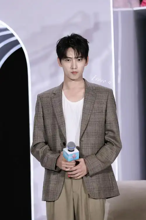 杨洋怼脸状态##杨洋活动现场躺床上了