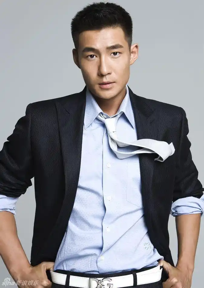 白微秋装时尚写真彰显阳光特质