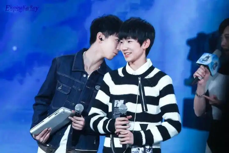 这位同学说话可以不用靠那么近的~(≥▽≤)