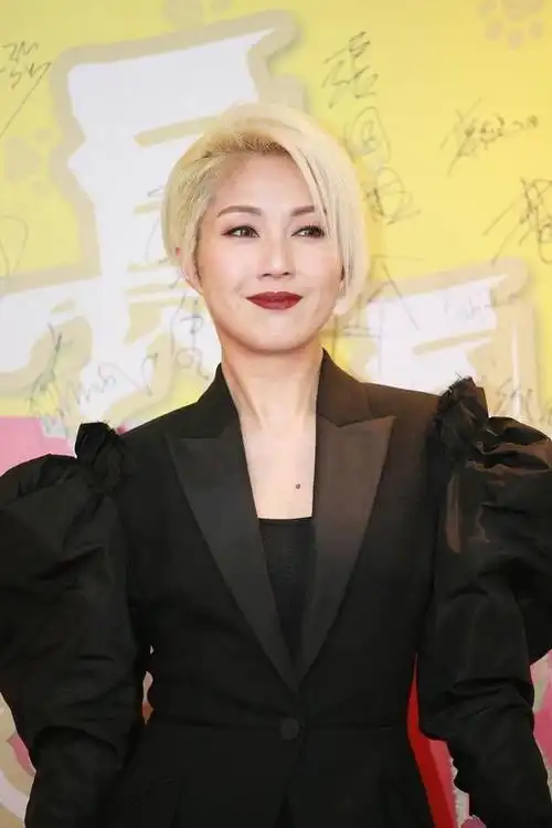 杨千嬅惊艳亮相,金色短发大红唇秒变时尚霸主,这鞋亮了