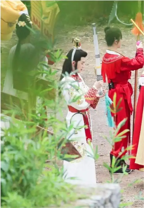 萌探探探案第2季杨紫宋亚轩(杨紫变红孩儿呆萌可爱)