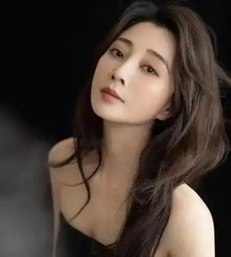 演员殷桃前夫锒铛入狱照顾父母晚年45岁仍单身无儿无女