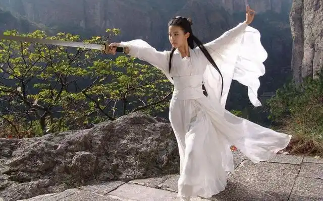 舞剑,每一张都太美了,难怪要叫她神仙姐姐呢|刘亦菲|神仙姐姐|小龙女