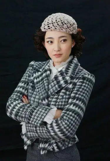 《枪花》热映王丽坤受追捧 "素颜女神"的制服诱惑