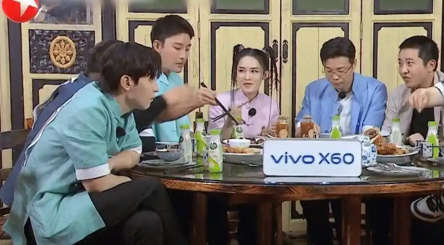 李沁和王迅可以入戏,雷佳音和贾乃亮当服务员,岳云鹏,邓伦,郭京飞以及