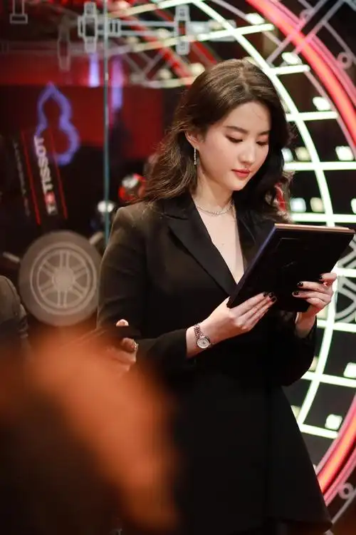 刘亦菲穿黑色v领西装气场十足卷发优雅温柔侧颜绝美