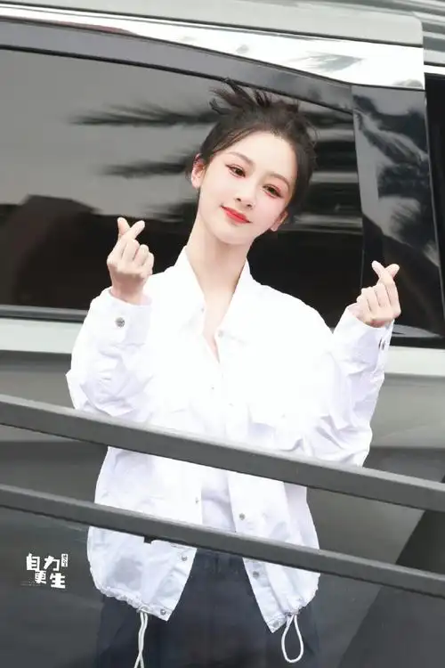 杨紫你好星期六对粉丝比心##杨紫你好星期六簪发造型