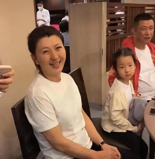 回顾闫学晶嫁大10岁二婚富商46岁高龄产女继女的选择让人泪目