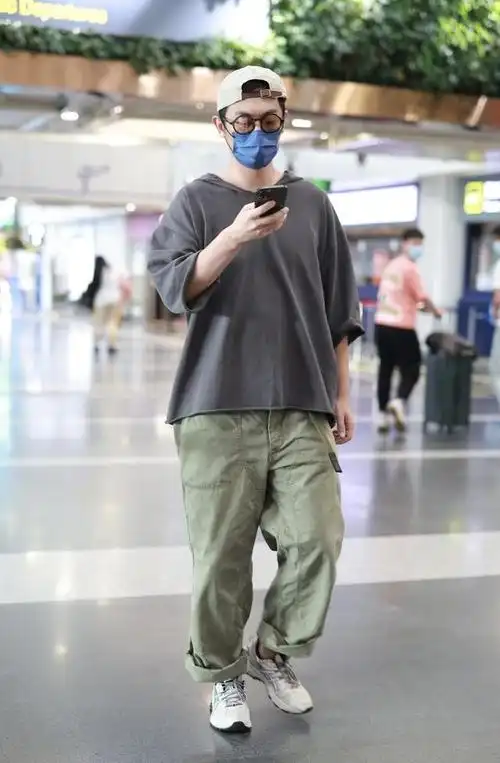 朱亚文着灰色连帽t恤从上海飞往北京反戴棒球帽痞帅有型