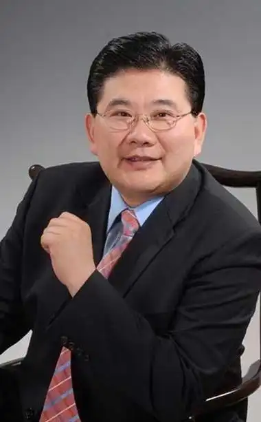 演艺经历曹可凡采访照1987年在上海电视台及东方电视台主持《我们大学