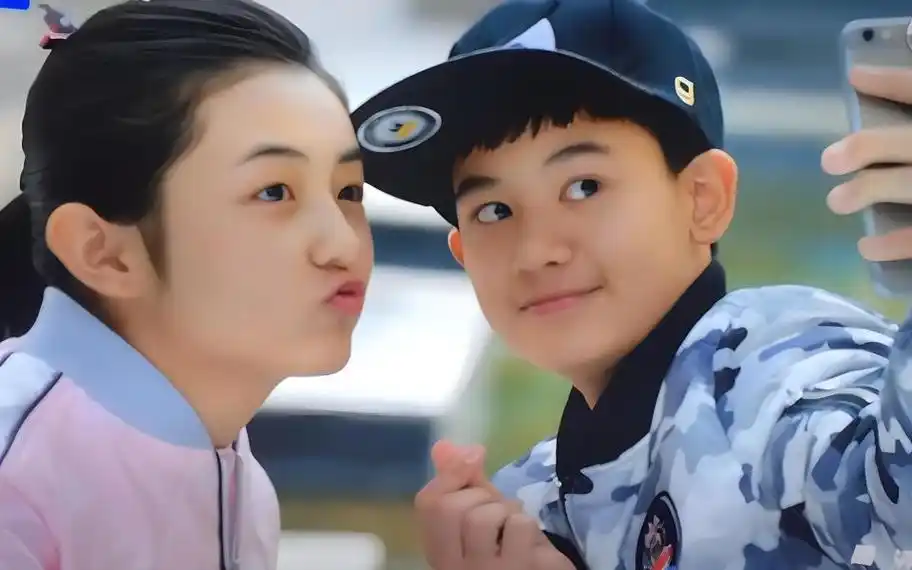 胡先煦和张子枫拍吻戏,不会摆姿势 胡先煦和张子枫拍摄吻戏,两个人亲