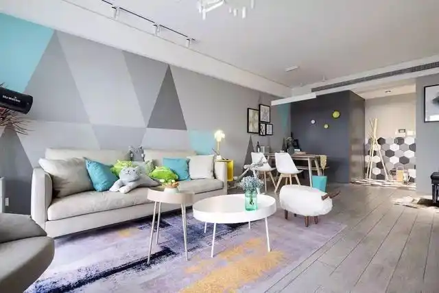 客厅的沙发背景墙用多边形几何彩色图片装饰,充满现代艺术感,简约又不