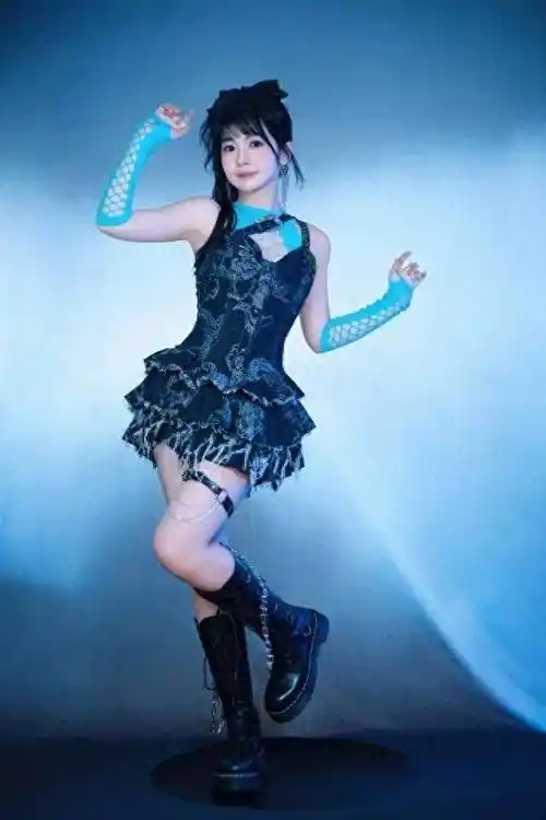 赖美云虽然身高不过153cm,体重更是只有39kg,但是,当她站在浅蓝背景下