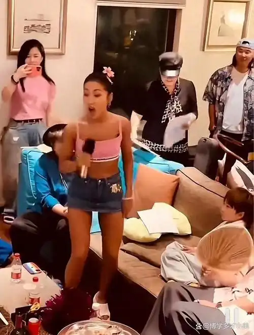 刘欢豪宅中宴请学生!吉克隽逸穿粉色露脐装太暴露,师母略显尴尬