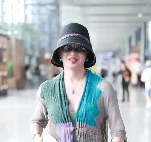 霸气金星穿撞色长衫黑超遮面走路带风机场气场开挂