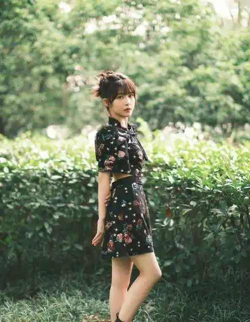 赖美云发布《哔哩哔哩向前冲》花絮照 蝴蝶印花改良旗袍甜美复古_写真