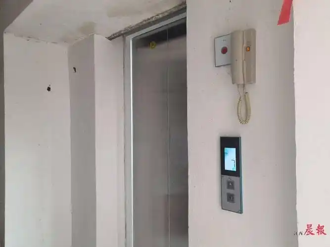 师大附中家属楼4号楼1单元加装的电梯门