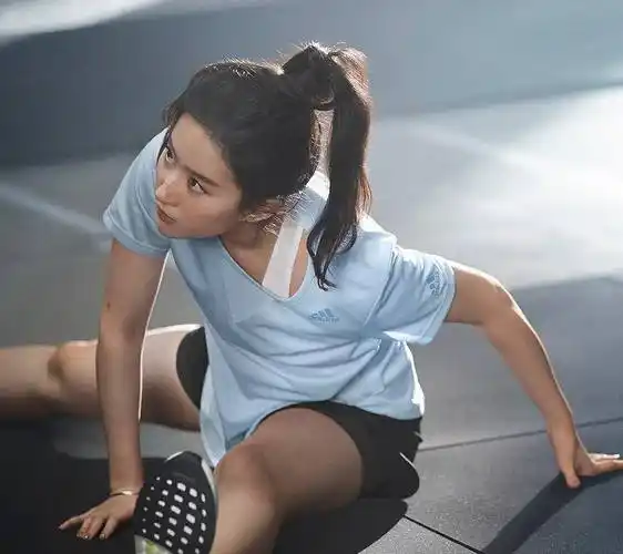 原创刘亦菲健身照被疯传我却被她的手指头吸引这美甲款式真绝了