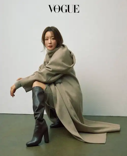 44岁金喜善拍秋季大片 身披皮草发型慵懒优雅知性