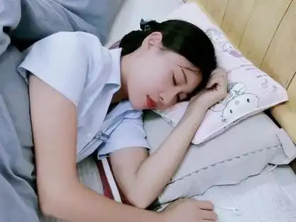 云南高速收费站小姐姐睡着后续