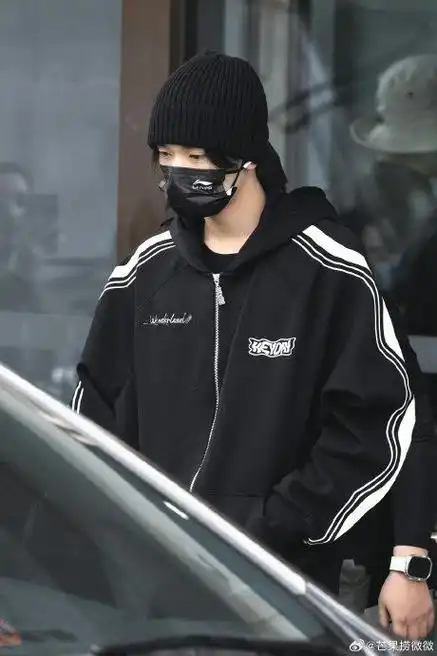 严浩翔转场新疆录制极限挑战,皮裤运动穿搭饭拍路透