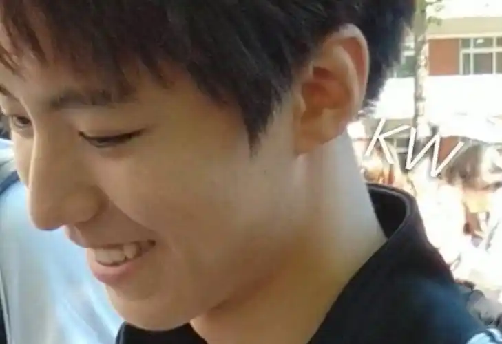 王俊凯"素颜生图"遭疯传,瞬间成为小螃蟹壁纸,没想到是照骗!