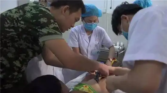 河南洛阳涧西区西苑公园内,一名4岁男童上厕所时,下体被裤子拉链夹住