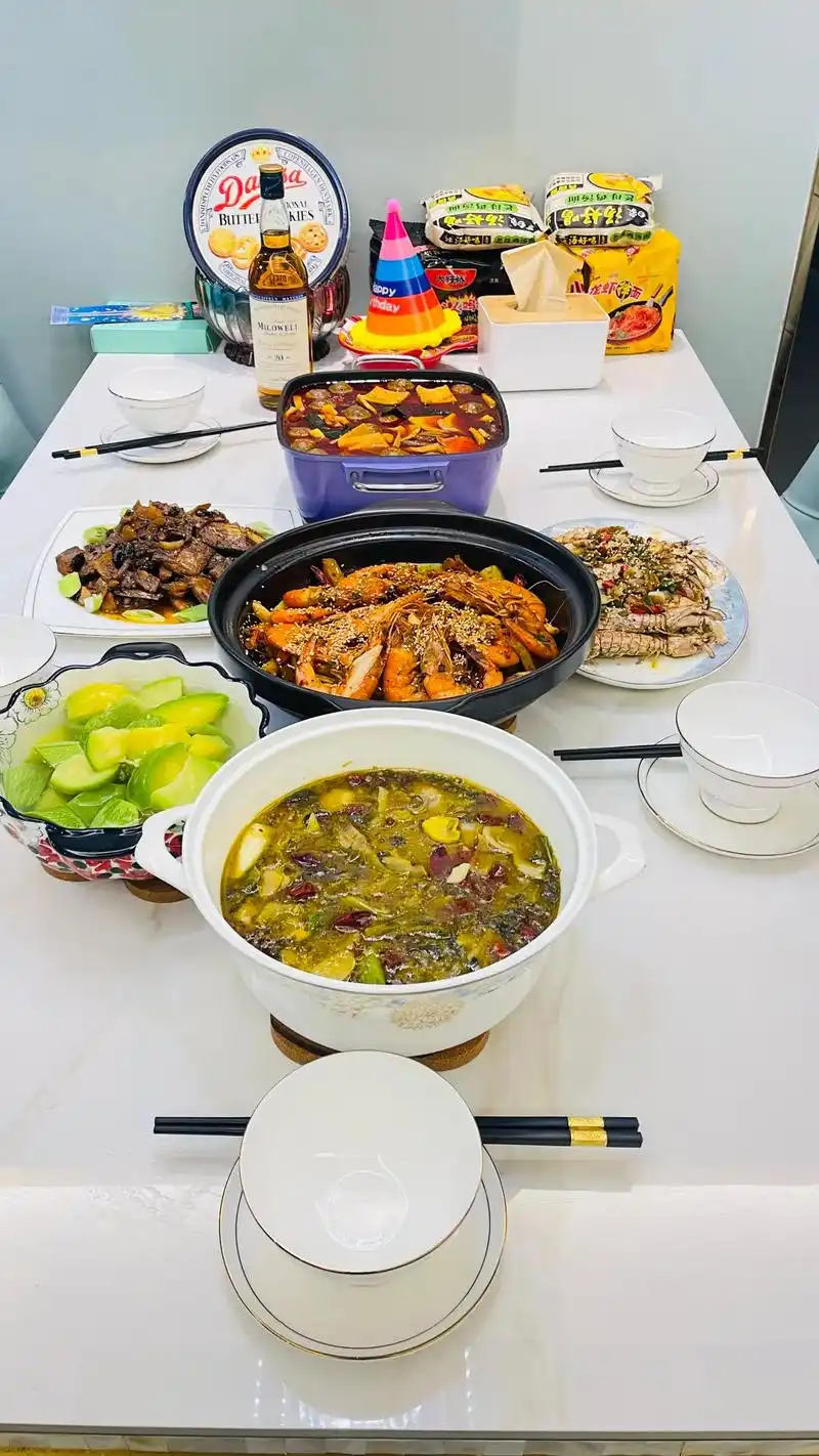 爱做饭的小姐姐7815  今晚请朋友来家里吃饭,做了一桌丰盛晚餐