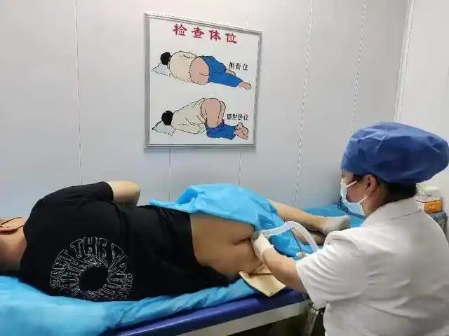 图为河南中医药大学附属郑州市大肠肛门病医院洗肠室刘英娜主任为患者
