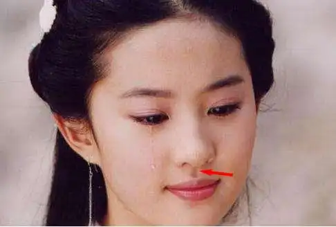 人中一条线第二种,人中太细,成一条线人中是人体任脉与督脉交会处,与