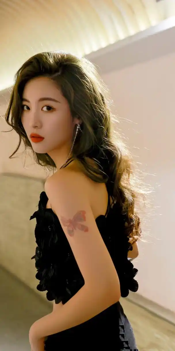 孙芮,黑色酷感街拍写真壁纸