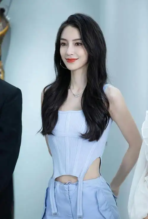 杨颖空降温州被围得水泄不通通道被挤得寸步难行人气爆棚